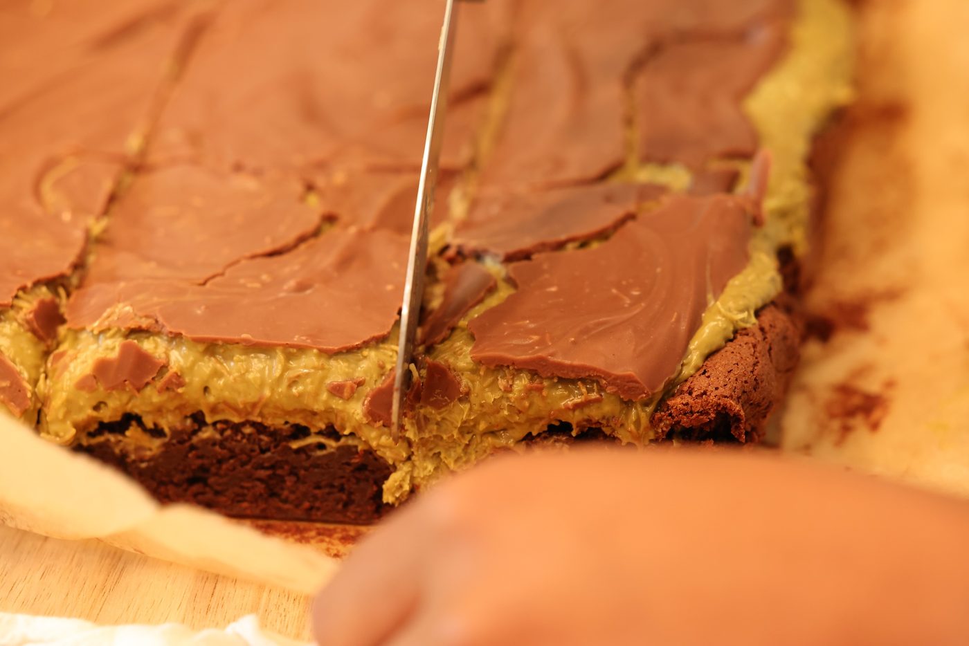 Slicing into a Dubai Crunch brownie